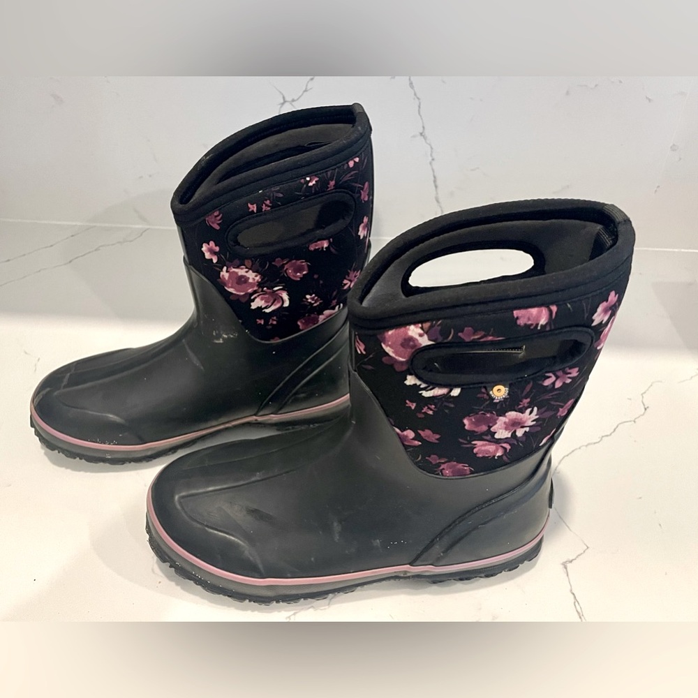 BOGS all season boots size 38 (size 7- 7.5)